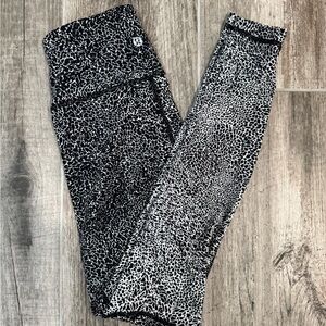 Lulu Lemon Women’s Black and White Alpine Wunder Under leggings